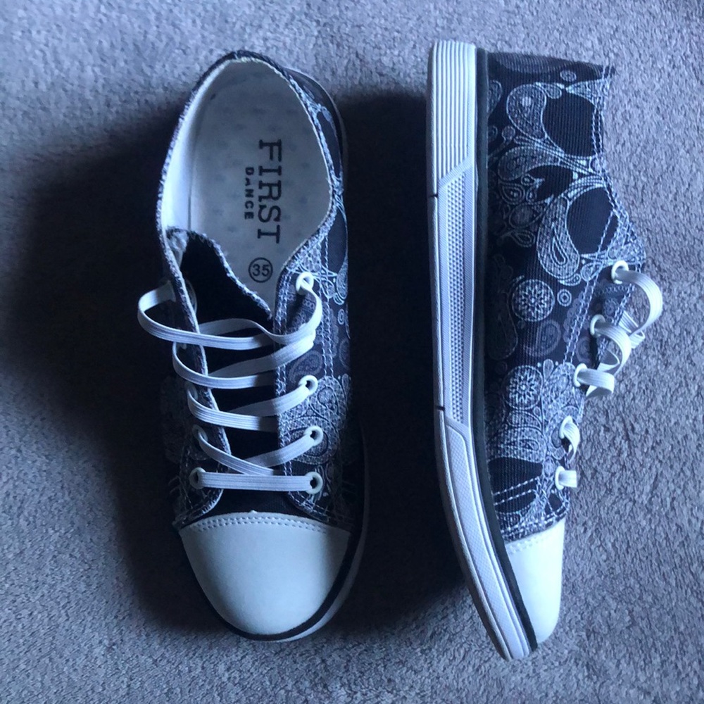 Skull print converse style shoes